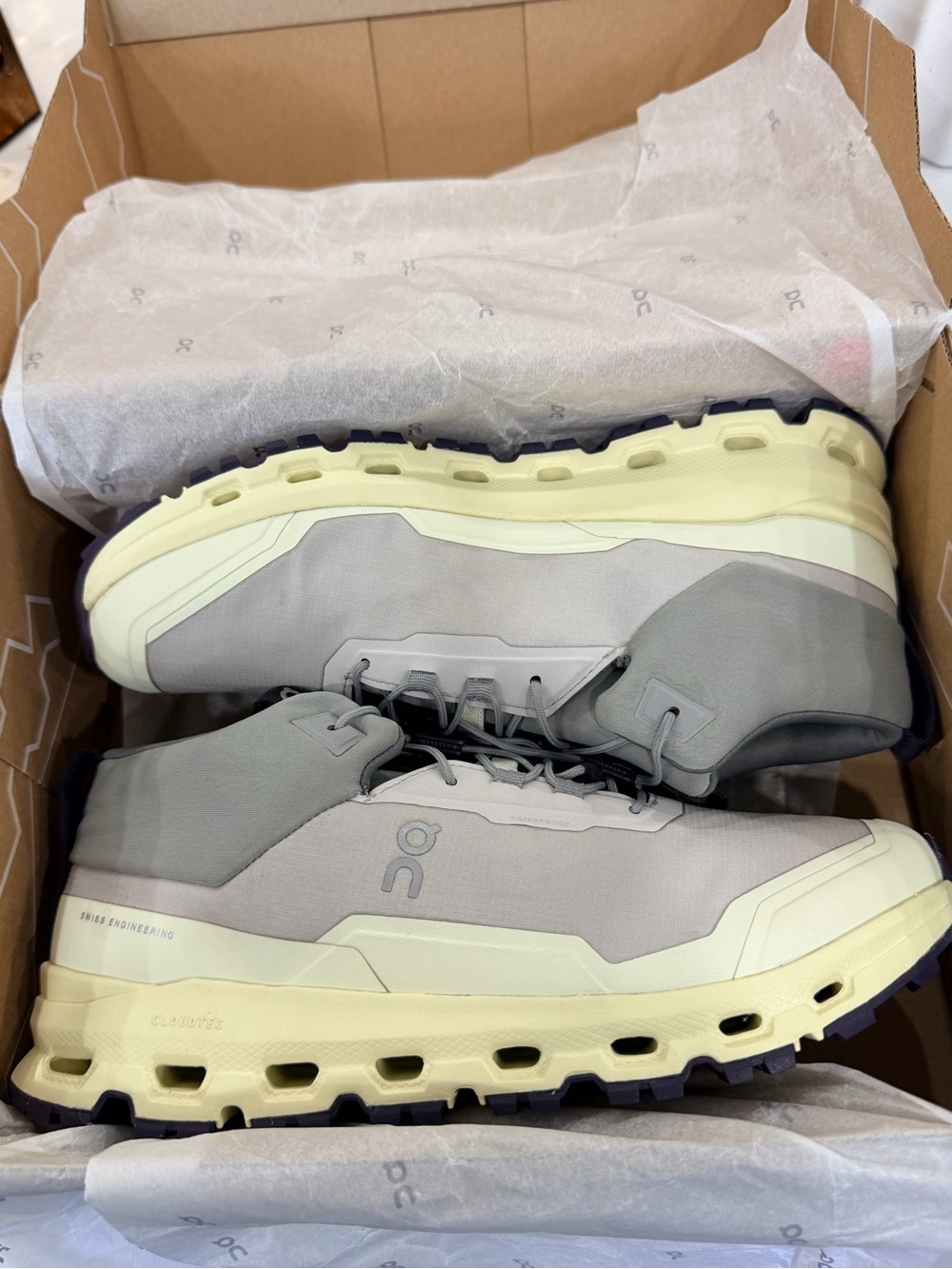 On Running Kids Mid-Top Sneakers in Light Gray and Cream